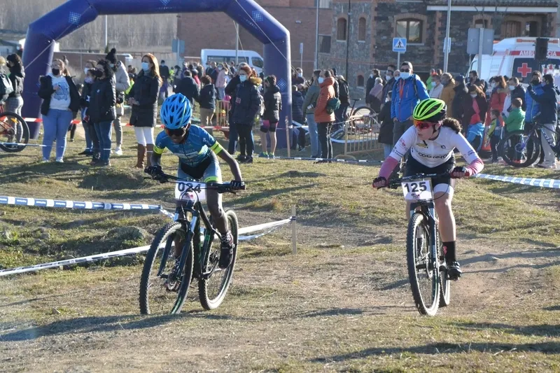Foto 10 - Un centenar de ni&ntilde;os y j&oacute;venes de toda la regi&oacute;n estrenan el I Trofeo Escuelas BTT de Ciudad Rodrigo