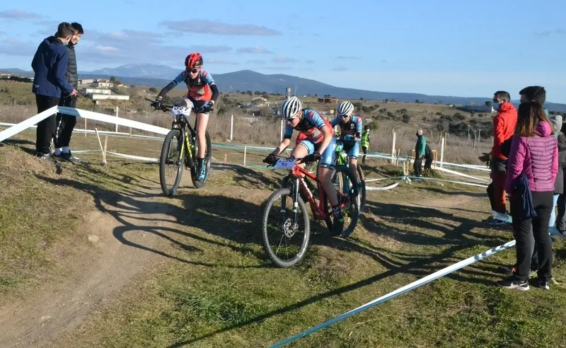Foto 6 - Un centenar de ni&ntilde;os y j&oacute;venes de toda la regi&oacute;n estrenan el I Trofeo Escuelas BTT de Ciudad Rodrigo