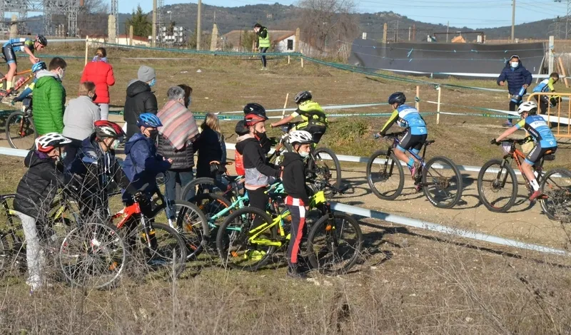 Foto 5 - Un centenar de ni&ntilde;os y j&oacute;venes de toda la regi&oacute;n estrenan el I Trofeo Escuelas BTT de Ciudad Rodrigo