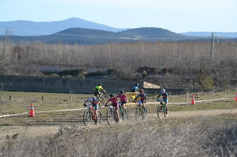 Foto 3 - Un centenar de ni&ntilde;os y j&oacute;venes de toda la regi&oacute;n estrenan el I Trofeo Escuelas BTT de Ciudad Rodrigo