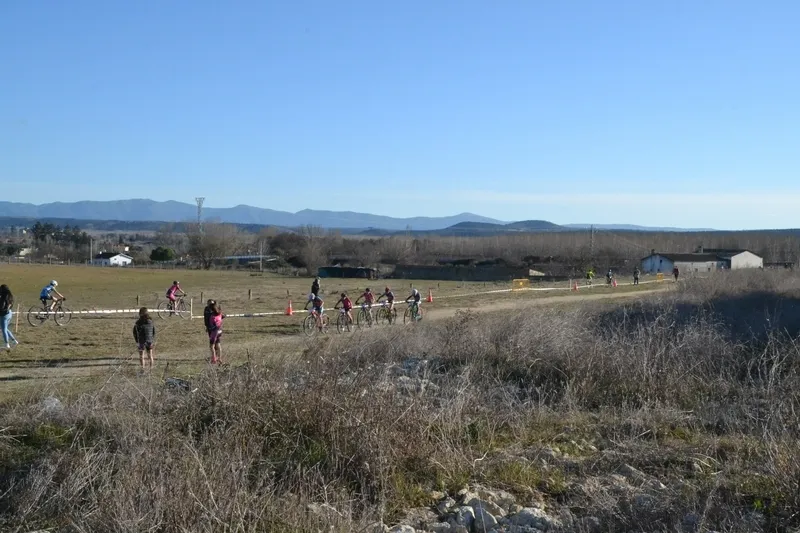 Foto 2 - Un centenar de ni&ntilde;os y j&oacute;venes de toda la regi&oacute;n estrenan el I Trofeo Escuelas BTT de Ciudad Rodrigo