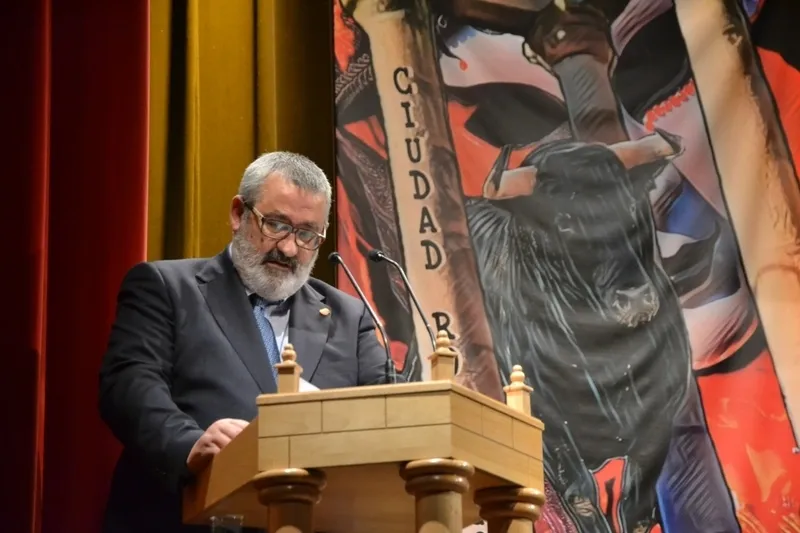 Foto 11 - Jes&uacute;s Hern&aacute;ndez alaba al toro como &ldquo;c&uacute;spide del Carnaval&rdquo; de Ciudad Rodrigo