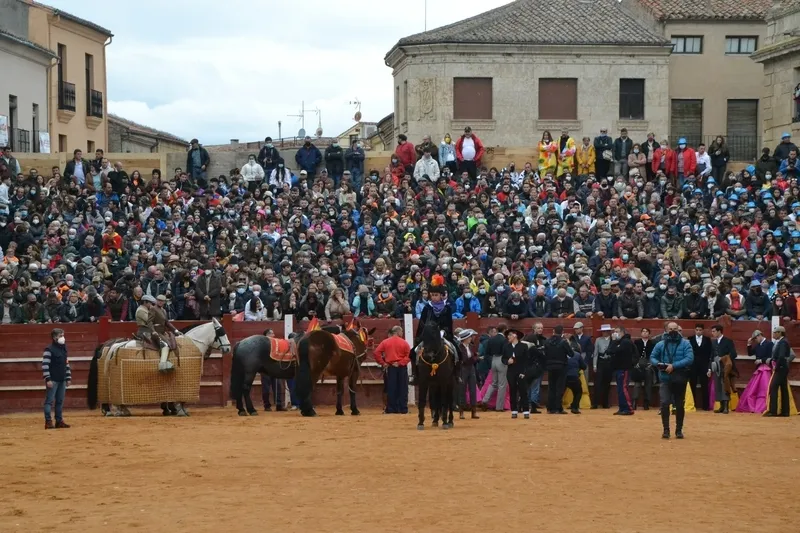 Foto 6 - El coso taurino guarda un respetuoso minuto de silencio en los proleg&oacute;menos del Festival