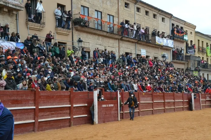 Foto 5 - El coso taurino guarda un respetuoso minuto de silencio en los proleg&oacute;menos del Festival