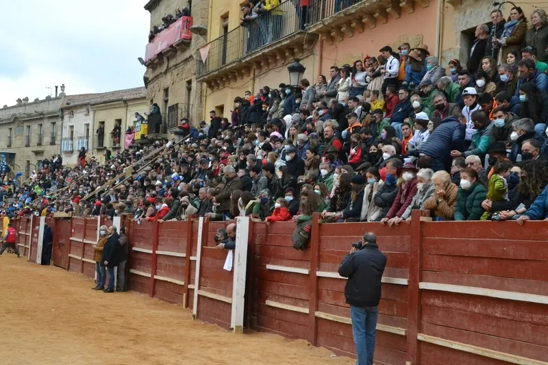 Foto 4 - El coso taurino guarda un respetuoso minuto de silencio en los proleg&oacute;menos del Festival