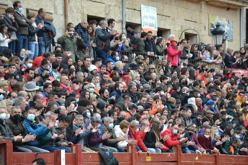 Foto 3 - El coso taurino guarda un respetuoso minuto de silencio en los proleg&oacute;menos del Festival