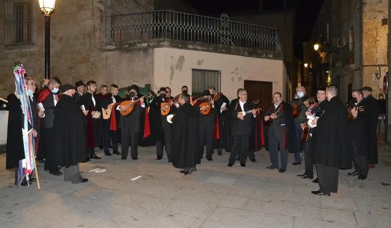 Foto 2 - Juan Tom&aacute;s Mu&ntilde;oz desmenuza a lo largo de m&aacute;s de 500 p&aacute;ginas los 200 primeros a&ntilde;os del Carnaval