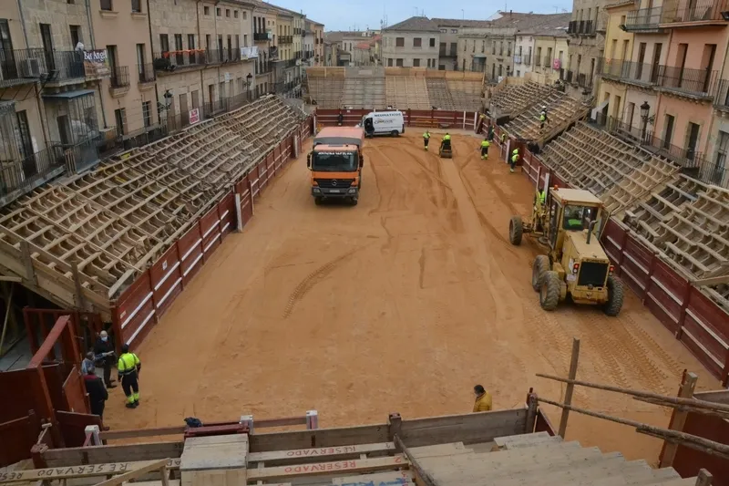 Foto 11 - Extendida la arena para terminar de transformar la Plaza Mayor en un coso taurino