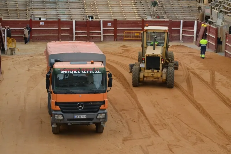 Foto 10 - Extendida la arena para terminar de transformar la Plaza Mayor en un coso taurino