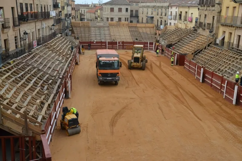 Foto 9 - Extendida la arena para terminar de transformar la Plaza Mayor en un coso taurino
