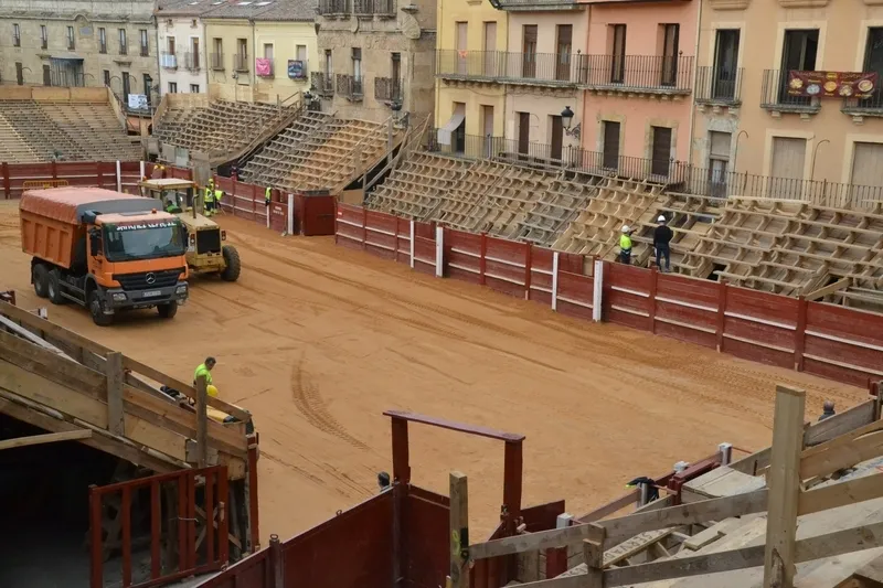 Foto 8 - Extendida la arena para terminar de transformar la Plaza Mayor en un coso taurino