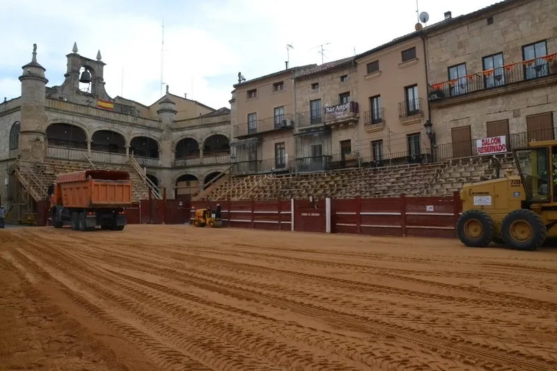 Foto 7 - Extendida la arena para terminar de transformar la Plaza Mayor en un coso taurino