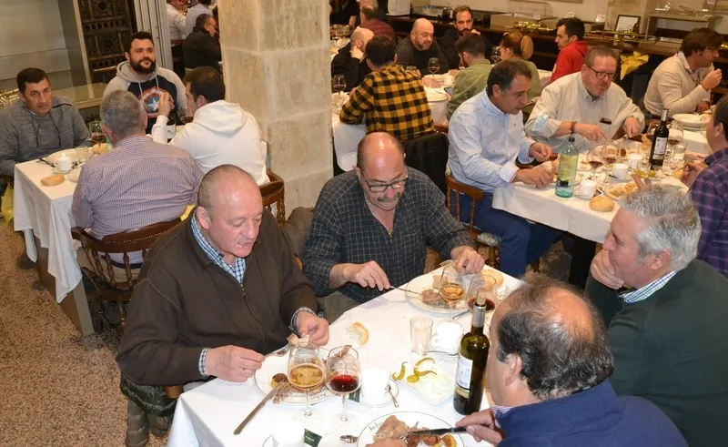 Foto 4 - Un centenar de personas disfruta del cocido precarnavalero de la Pe&ntilde;a El Rinc&oacute;n