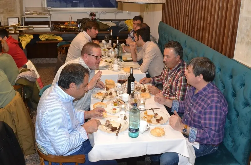 Foto 3 - Un centenar de personas disfruta del cocido precarnavalero de la Pe&ntilde;a El Rinc&oacute;n