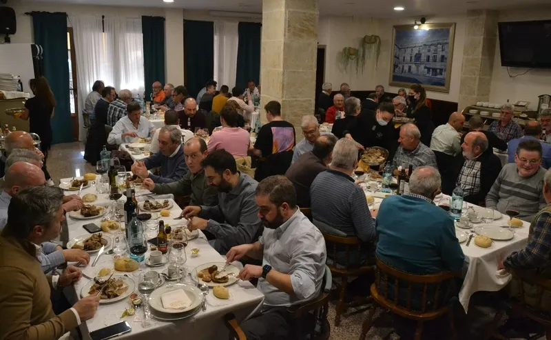 Foto 2 - Un centenar de personas disfruta del cocido precarnavalero de la Pe&ntilde;a El Rinc&oacute;n