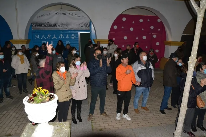 Foto 10 - Flori Ratero relata vivencias personales en la at&iacute;pica inauguraci&oacute;n de las casetas de la Plazuela