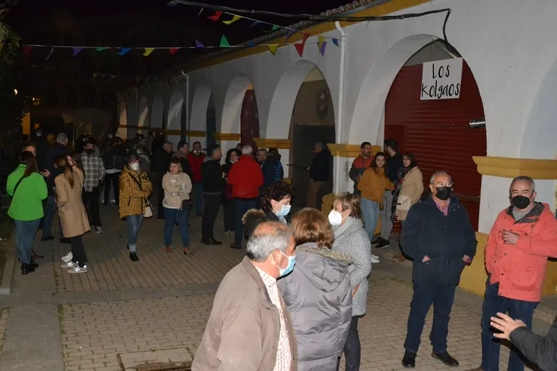 Foto 8 - Flori Ratero relata vivencias personales en la at&iacute;pica inauguraci&oacute;n de las casetas de la Plazuela