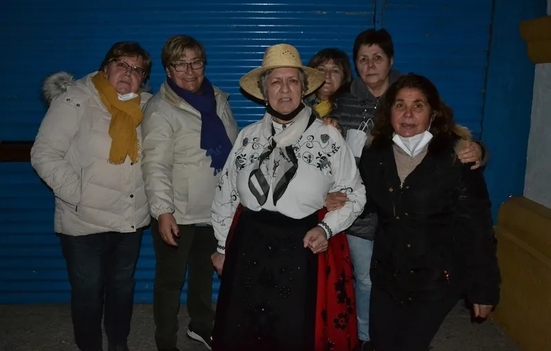 Foto 6 - Flori Ratero relata vivencias personales en la at&iacute;pica inauguraci&oacute;n de las casetas de la Plazuela