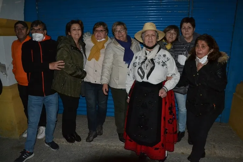 Foto 5 - Flori Ratero relata vivencias personales en la at&iacute;pica inauguraci&oacute;n de las casetas de la Plazuela