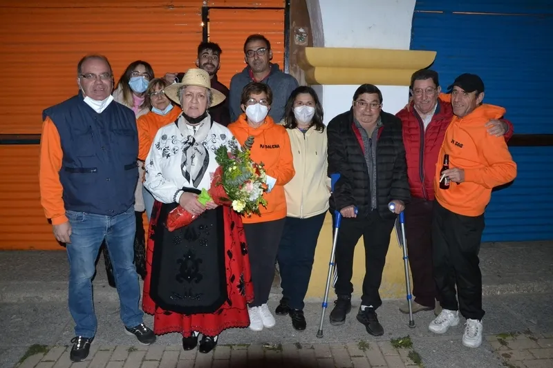 Foto 3 - Flori Ratero relata vivencias personales en la at&iacute;pica inauguraci&oacute;n de las casetas de la Plazuela