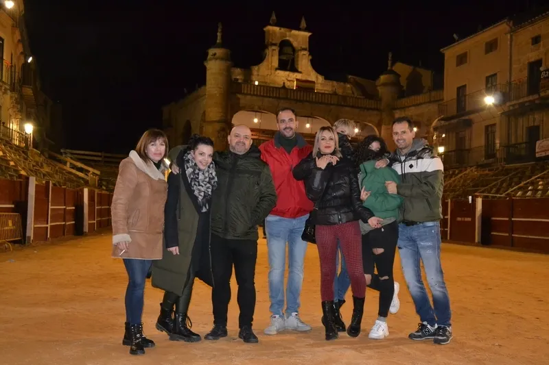 Foto 7 - La Plaza Mayor, un ir y venir en los primeros minutos del Viernes de Carnaval