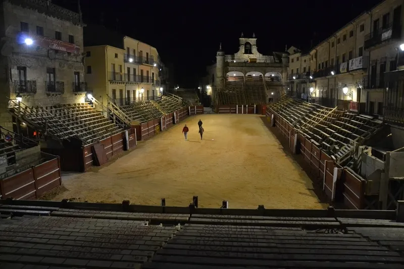 Foto 6 - La Plaza Mayor, un ir y venir en los primeros minutos del Viernes de Carnaval
