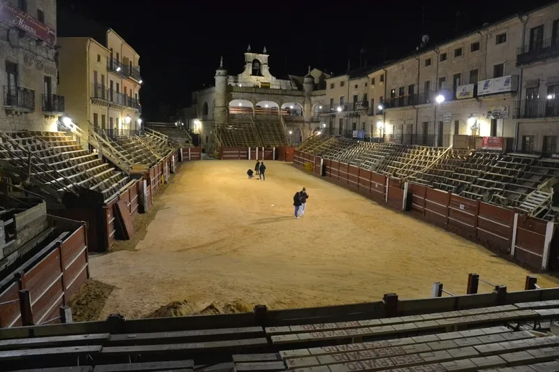 Foto 5 - La Plaza Mayor, un ir y venir en los primeros minutos del Viernes de Carnaval