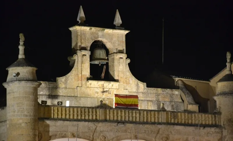 Foto 4 - La Plaza Mayor, un ir y venir en los primeros minutos del Viernes de Carnaval
