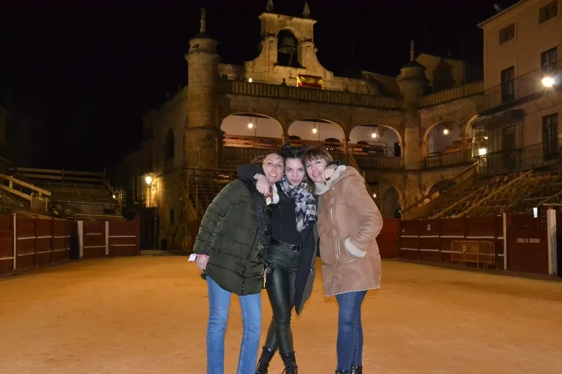 Foto 3 - La Plaza Mayor, un ir y venir en los primeros minutos del Viernes de Carnaval
