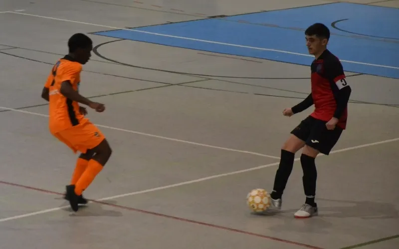 Foto 11 - El III Juvenil no puede pasar del empate ante un Burela vestido de &lsquo;farinato carnavalero&rsquo;