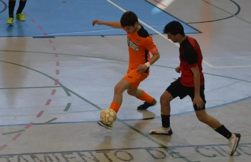 Foto 10 - El III Juvenil no puede pasar del empate ante un Burela vestido de &lsquo;farinato carnavalero&rsquo;