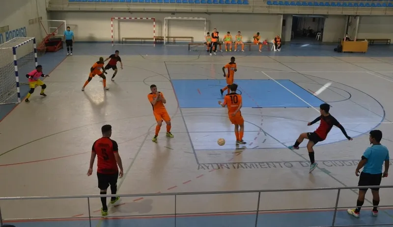 Foto 9 - El III Juvenil no puede pasar del empate ante un Burela vestido de &lsquo;farinato carnavalero&rsquo;