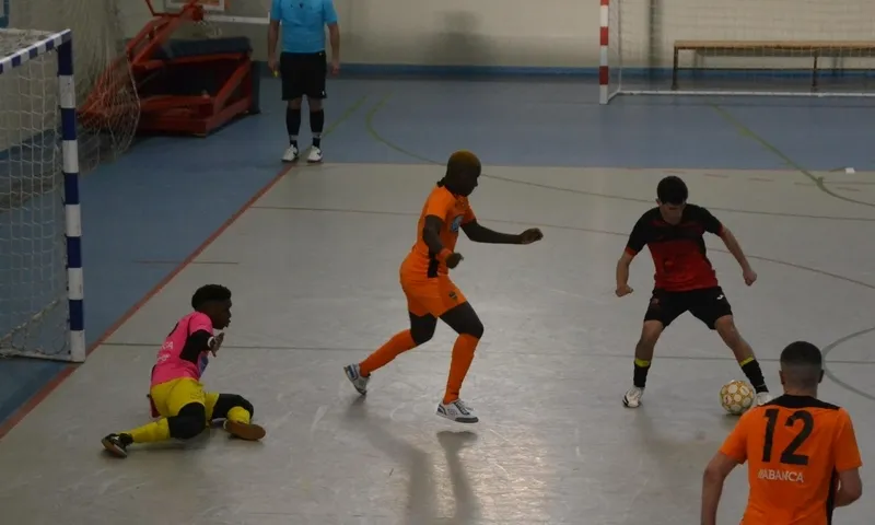 Foto 8 - El III Juvenil no puede pasar del empate ante un Burela vestido de &lsquo;farinato carnavalero&rsquo;