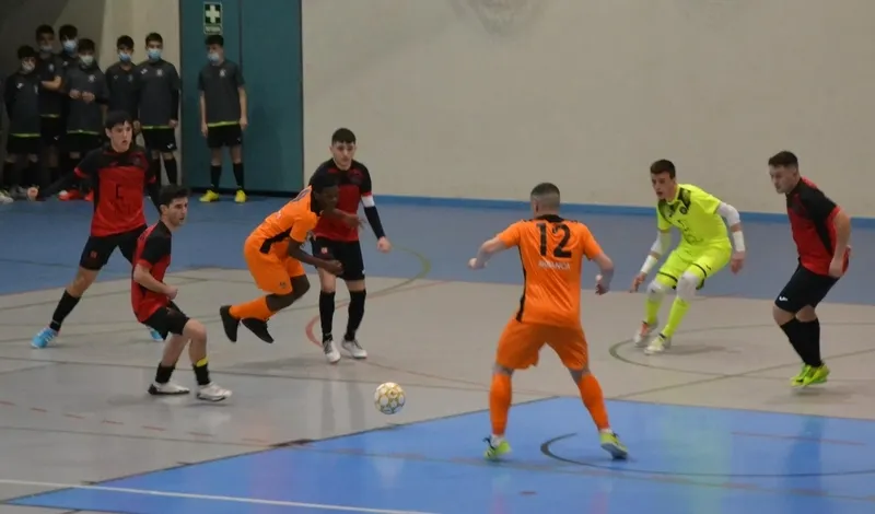 Foto 7 - El III Juvenil no puede pasar del empate ante un Burela vestido de &lsquo;farinato carnavalero&rsquo;