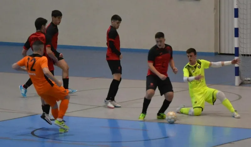 Foto 6 - El III Juvenil no puede pasar del empate ante un Burela vestido de &lsquo;farinato carnavalero&rsquo;