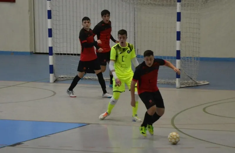 Foto 5 - El III Juvenil no puede pasar del empate ante un Burela vestido de &lsquo;farinato carnavalero&rsquo;