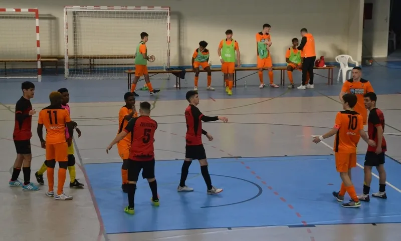 Foto 4 - El III Juvenil no puede pasar del empate ante un Burela vestido de &lsquo;farinato carnavalero&rsquo;