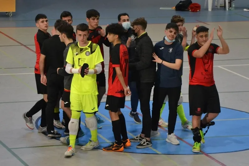 Foto 3 - El III Juvenil no puede pasar del empate ante un Burela vestido de &lsquo;farinato carnavalero&rsquo;