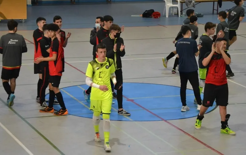 Foto 2 - El III Juvenil no puede pasar del empate ante un Burela vestido de &lsquo;farinato carnavalero&rsquo;