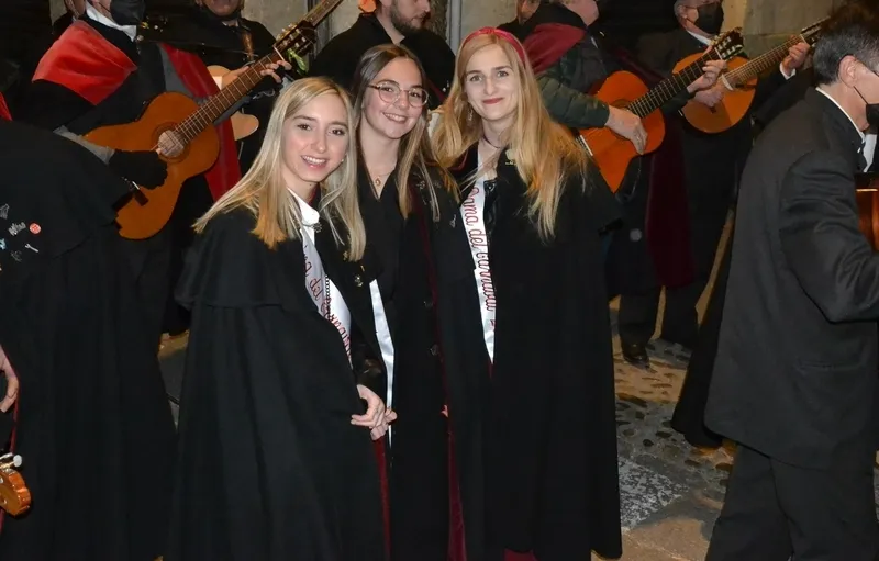 Foto 11 - La murga se va de ronda por varios bares del centro con la compa&ntilde;&iacute;a de la Corte de Honor