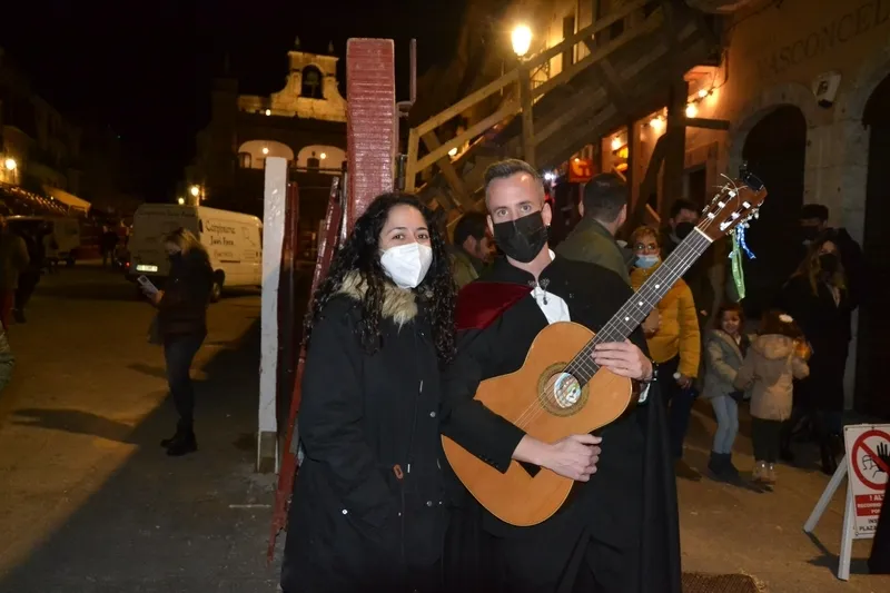 Foto 9 - La murga se va de ronda por varios bares del centro con la compa&ntilde;&iacute;a de la Corte de Honor