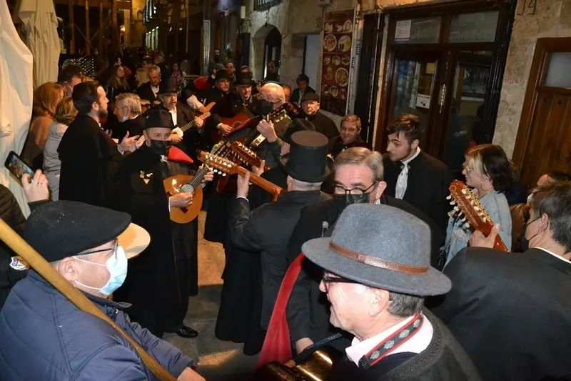 Foto 8 - La murga se va de ronda por varios bares del centro con la compa&ntilde;&iacute;a de la Corte de Honor