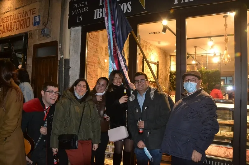 Foto 7 - La murga se va de ronda por varios bares del centro con la compa&ntilde;&iacute;a de la Corte de Honor