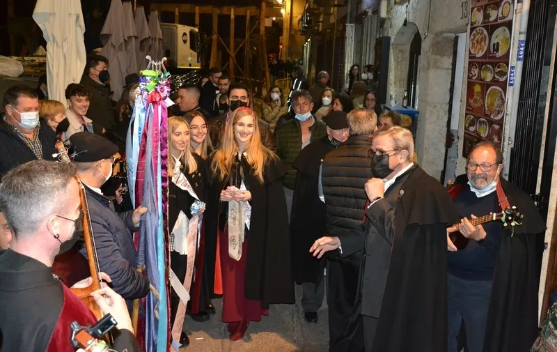 Foto 6 - La murga se va de ronda por varios bares del centro con la compa&ntilde;&iacute;a de la Corte de Honor
