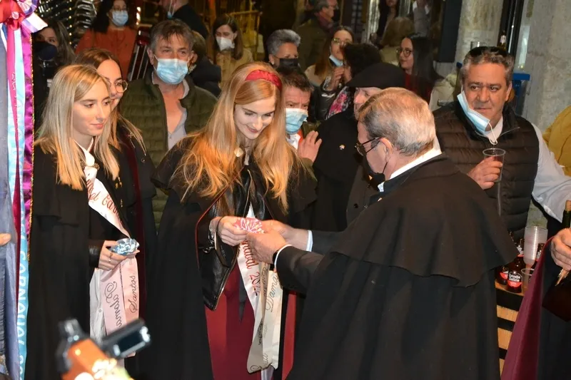 Foto 5 - La murga se va de ronda por varios bares del centro con la compa&ntilde;&iacute;a de la Corte de Honor