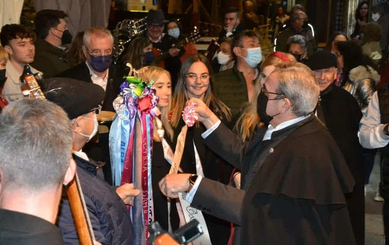 Foto 4 - La murga se va de ronda por varios bares del centro con la compa&ntilde;&iacute;a de la Corte de Honor