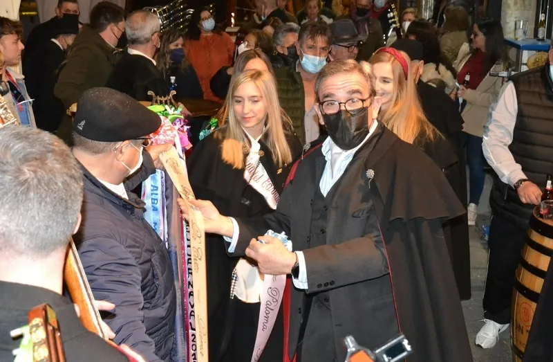 Foto 3 - La murga se va de ronda por varios bares del centro con la compa&ntilde;&iacute;a de la Corte de Honor