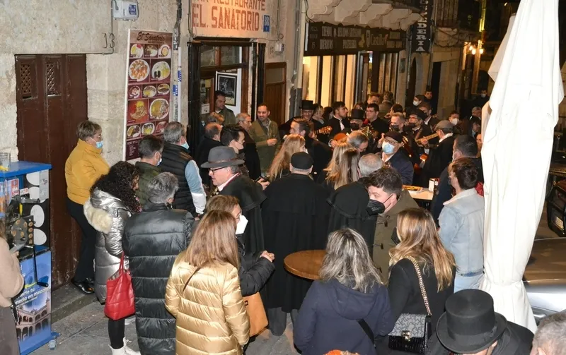 Foto 2 - La murga se va de ronda por varios bares del centro con la compa&ntilde;&iacute;a de la Corte de Honor