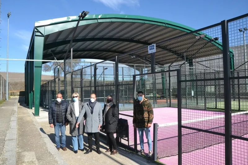 Foto 2 - Dos de las pistas de p&aacute;del estrenan cubierta tras casi 100.000&euro; de inversi&oacute;n