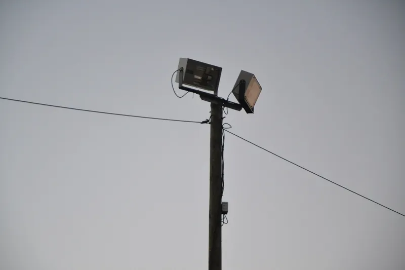 Foto 4 - Instalados varios focos en la parte alta de los pinos